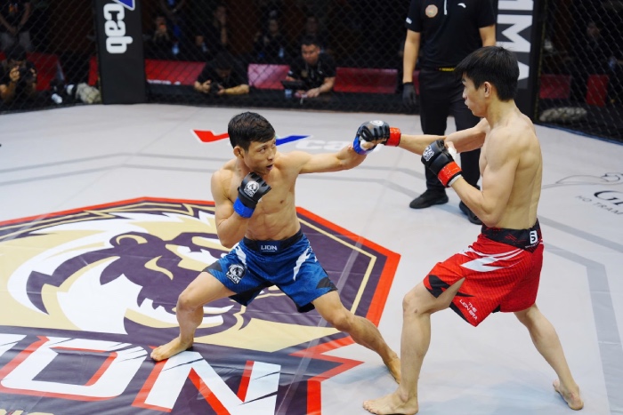 Hữu Nghĩa (xanh) tạo ra khác biệt ở cặp đấu này. Ảnh: MMA