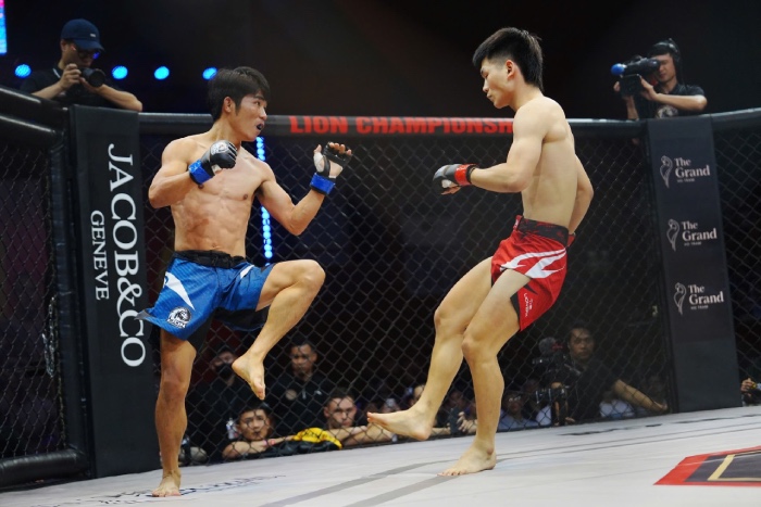 Công Nghị (xanh) thể hiện sức mạnh trước Văn Hiển. Ảnh: MMA