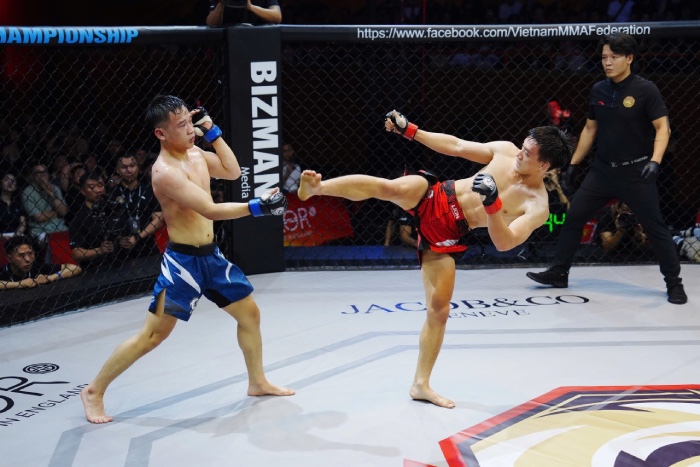 Minh Quyền (đỏ) giành chiến thắng. Ảnh: MMA