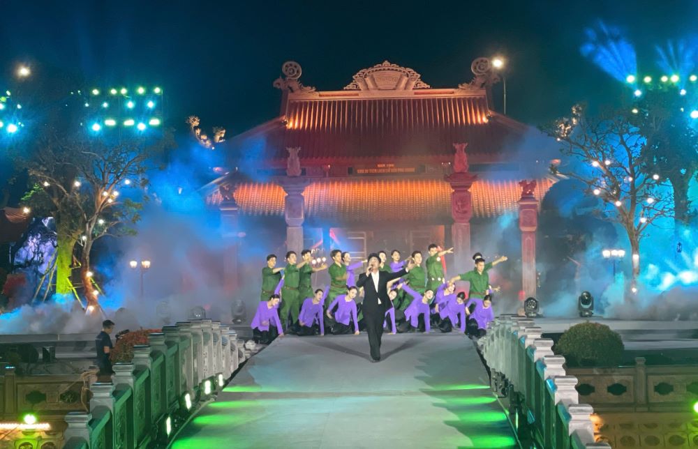 The art program "Epic Song on the River" at Gianh II Ferry Reenacted the heroic history of the nation. Photo: Thanh Trung