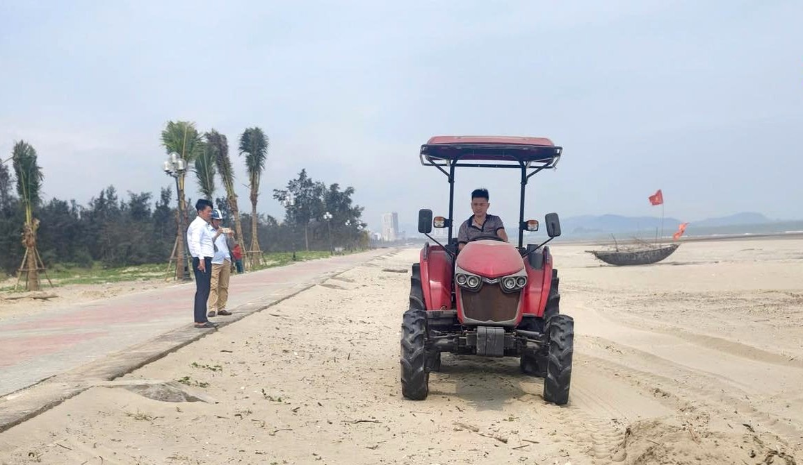 Máy dọn rác được phường Cửa Lò đưa vào sử dụng, góp phần giữ gìn cảnh quan bãi biển. Ảnh: Mai Ngân