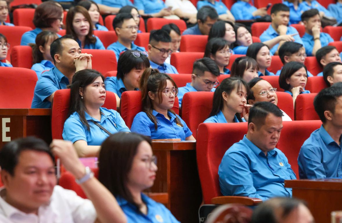 Cán bộ công đoàn, đoàn viên, người lao động tham dự buổi đối thoại. Ảnh: Quyết Chiến 