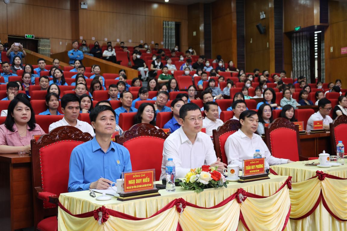 Ông Ngọ Duy Hiểu - Phó Bí thưThường trực Đảng ủy, Phó Chủ tịch Tổng Liên đoàn Lao động Việt Nam - dự hội nghị. Ảnh: Quyết Chiến
