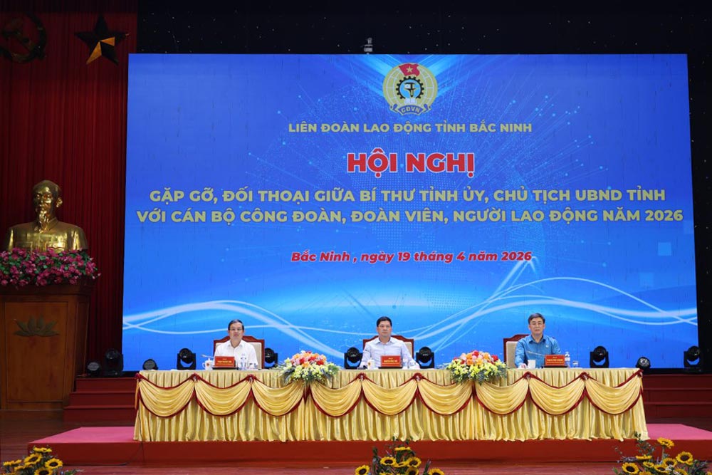 Les dirigeants de la province de Bắc Ninh et de la Fédération du travail de la province de Bắc Ninh ont présidé et dirigé la conférence de dialogue. Photo: Quyết Chiến