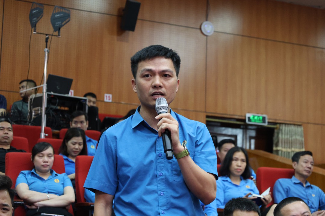 Cán bộ công đoàn nêu ý kiến tại hội nghị đối thoại. Ảnh: Quyết Chiến 