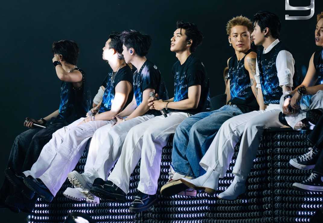 HIEUTHUHAI and the Brothers got drunk at the concert. Photo: VieON.