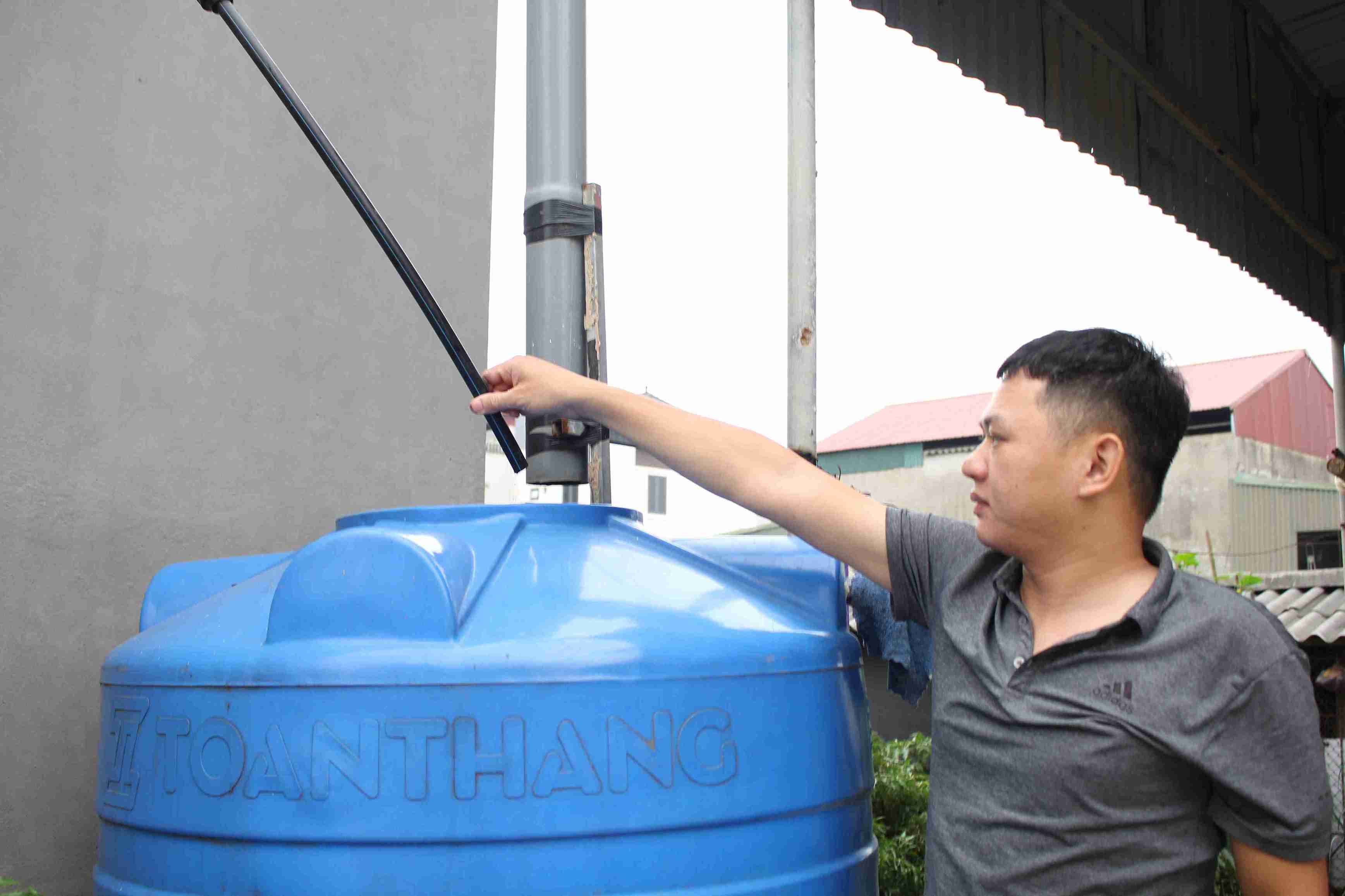 Nhiều gia đình phải tận dụng mọi dụng cụ chứa nước khi có nước trở lại. Ảnh: Mai Hương