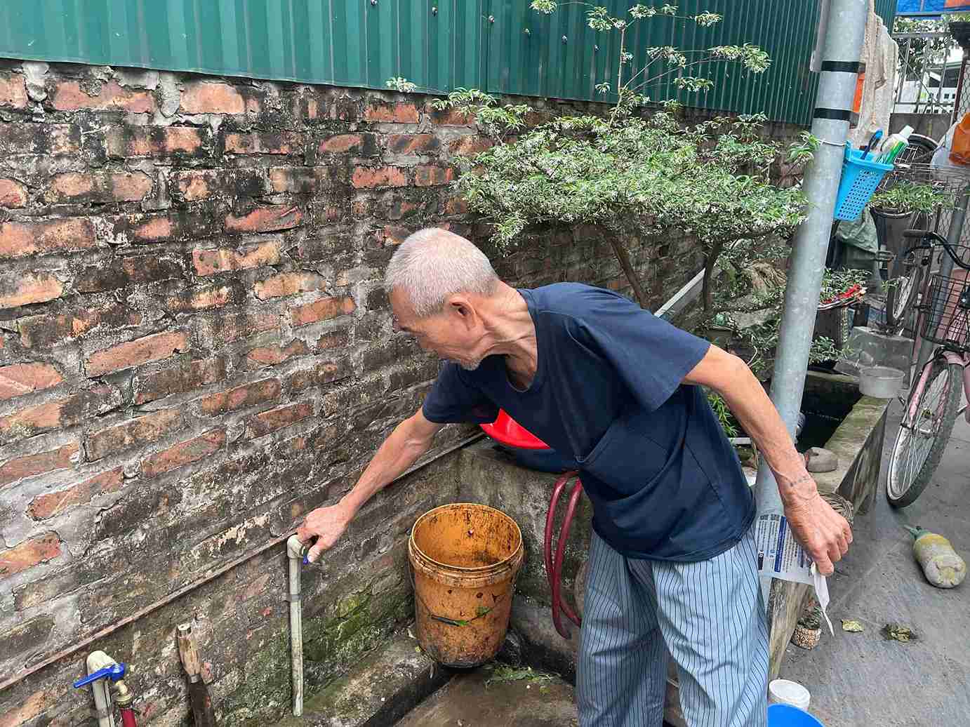 Người dân bức xúc vì tình trạng nước sạch gián đoạn kéo dài gần một tháng. Ảnh: Mai Hương