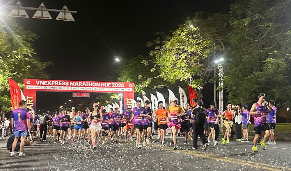 Foreign athletes are impressed when running and exploring Hue's heritage. Photo: Ngo Hien