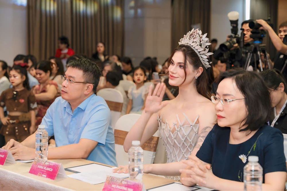Hoa hậu Miss Charm 2025 - Anna Blanco và nhà văn Nguyễn Phan Khê - Tổng biên tập Báo Thiếu niên Tiền Phong và Nhi đồng (áo xanh) tại lễ công bố cuộc thi. Ảnh: Ban tổ chức