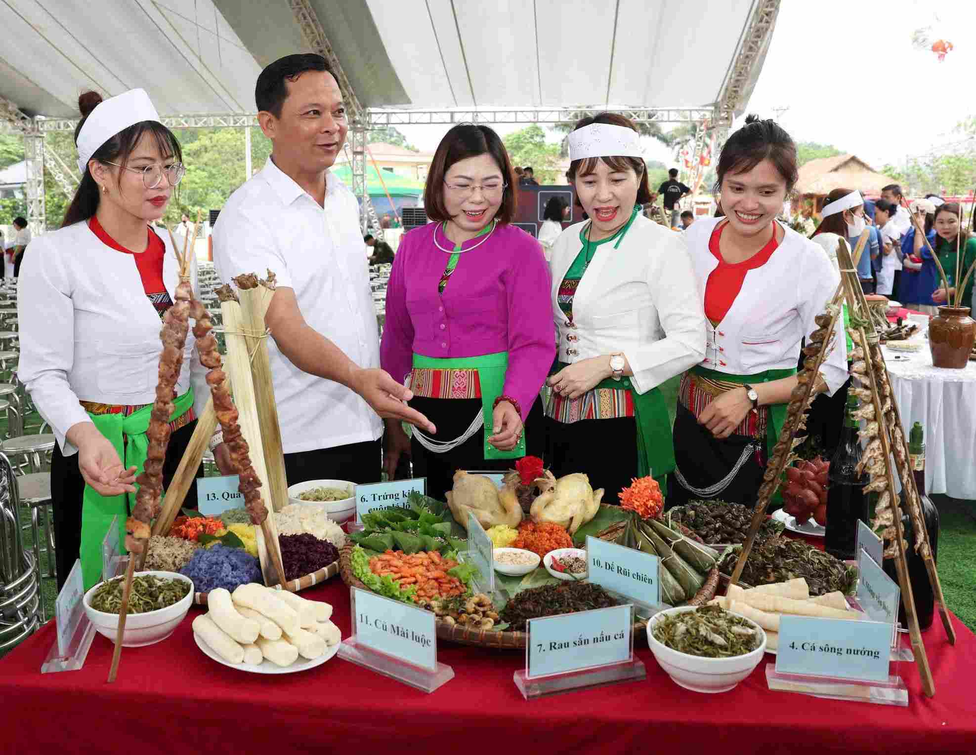 Phần thi giới thiệu mâm cỗ người Mường tại Ngày hội. Ảnh: Nguyễn Trường