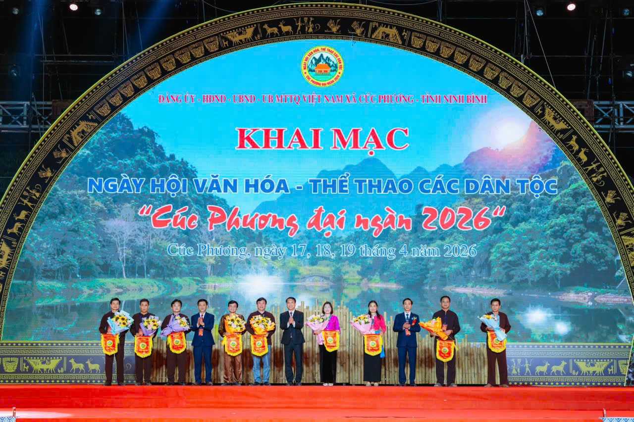 Ban tổ chức trao cờ lưu niệm cho các đơn vị tham gia tổ chức Ngày hội. Ảnh: Nguyễn Trường