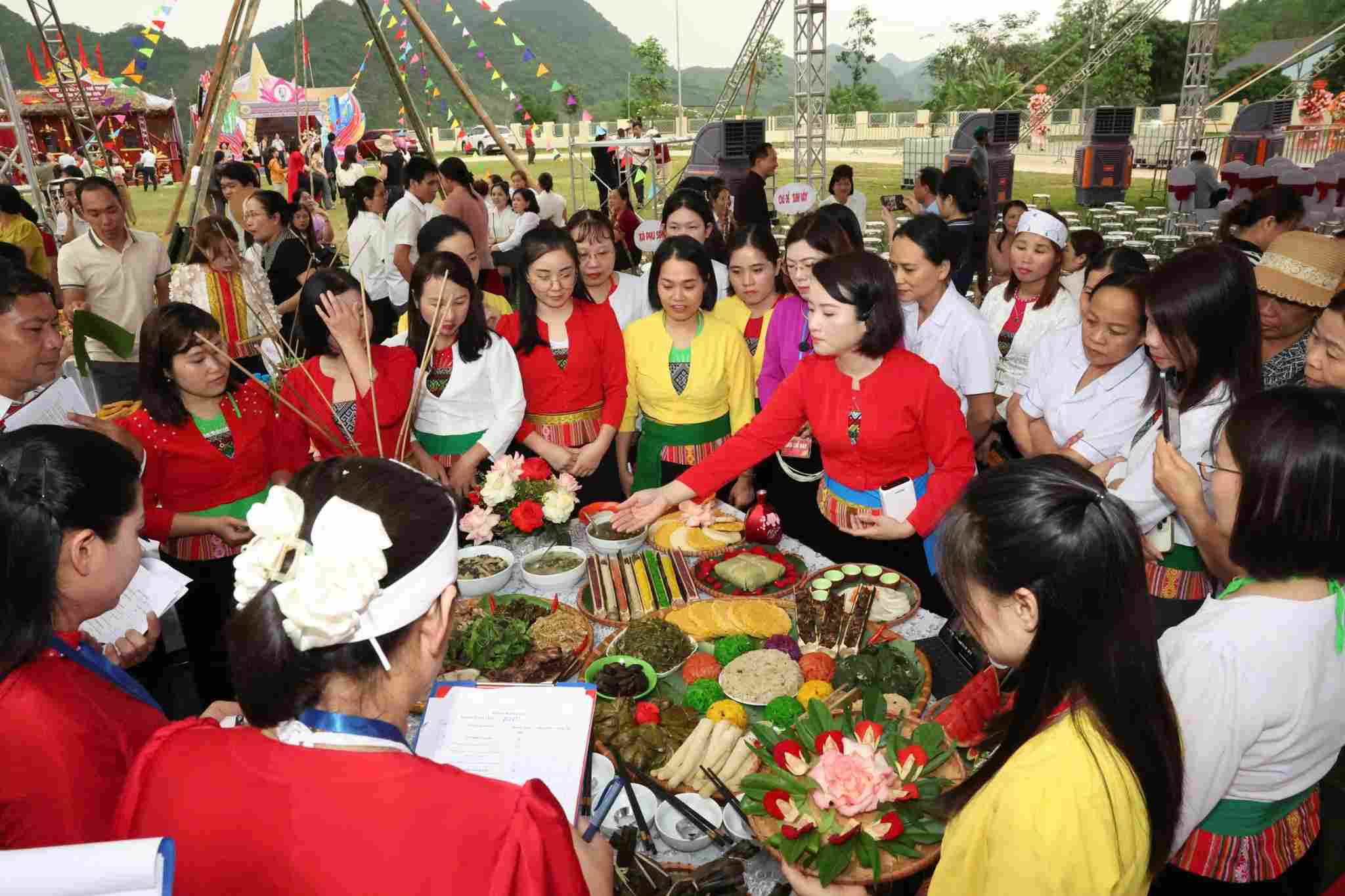 The Culture and Sports Festival of ethnic groups in Ninh Binh has attracted a large number of people and tourists to participate in experiencing. Photo: Nguyen Truong