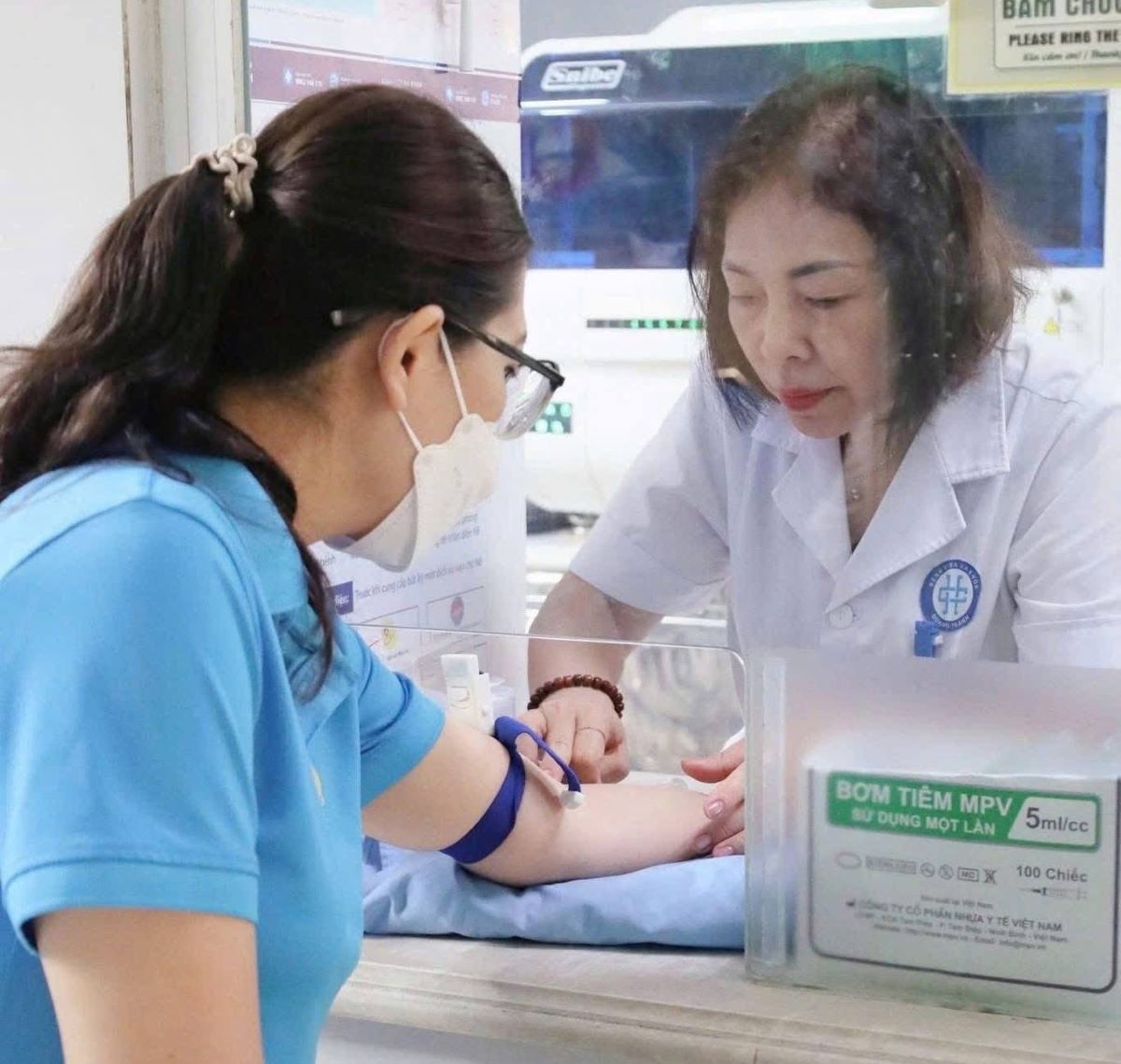 2026年労働者の月間に応えて、クインルーコミューン労働組合は組合員に無料の健康診断とカウンセリングを実施しました。写真:ゲアン省労働組合