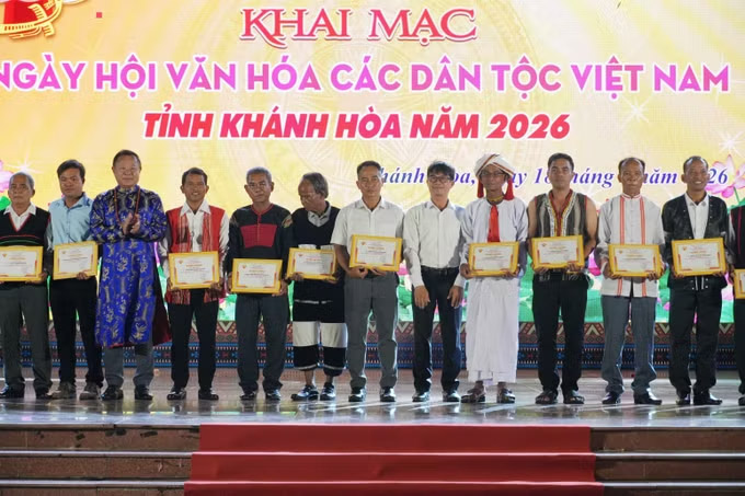 Ban Tổ chức tuyên dương các cá nhân tiêu biểu trong thực hiện chính sách dân tộc và bảo tồn, phát huy giá trị văn hóa truyền thống tại Khánh Hòa. Ảnh:
