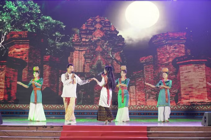 Numéro artistique de danse Cham dans le programme "Journée de la culture des ethnies vietnamiennes" de la province de Khánh Hòa en 2026. Photo: Nguyễn Thành/TTXVN