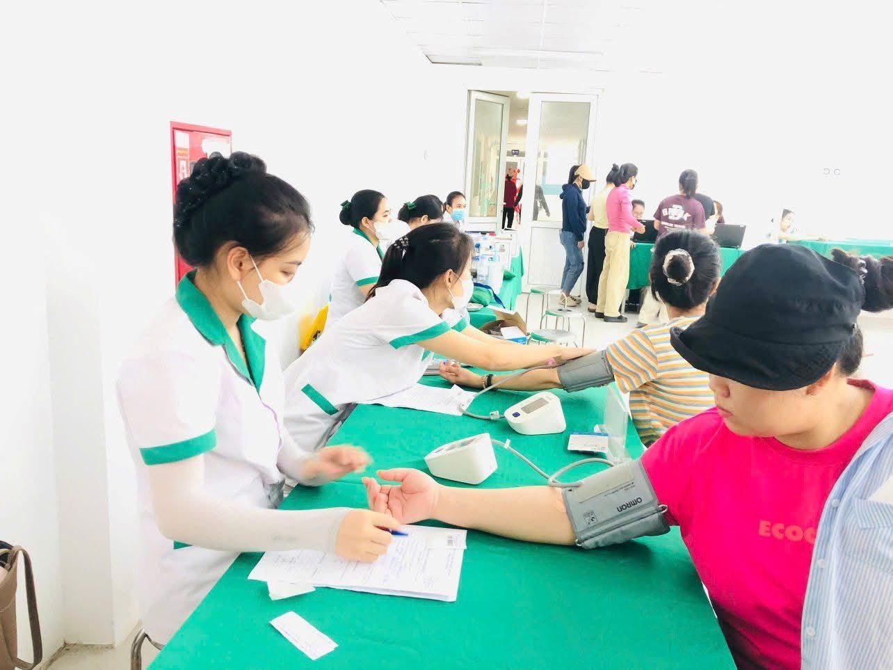 Vinatexホアンマイ縫製株式会社は、企業と協力して、労働者向けの定期健康診断プログラムを実施しています。写真:ゲアン労働組合