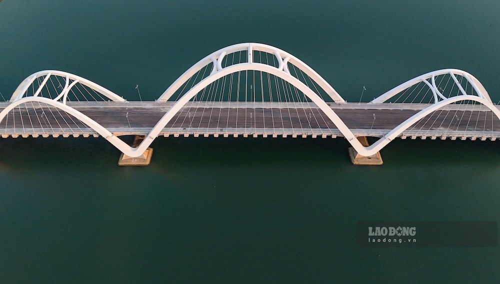 Nhat Le 3 bridge has basically completed the bridge section. Photo: Nguyen Luan