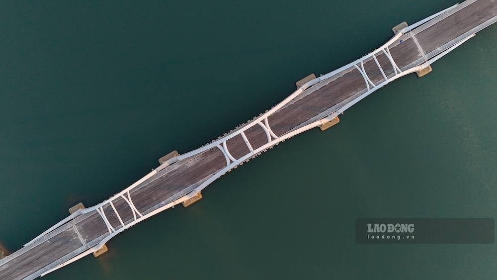 Trên cầu, công tác rải thảm nhựa đã hoàn thành. Ảnh: Nguyễn Luân