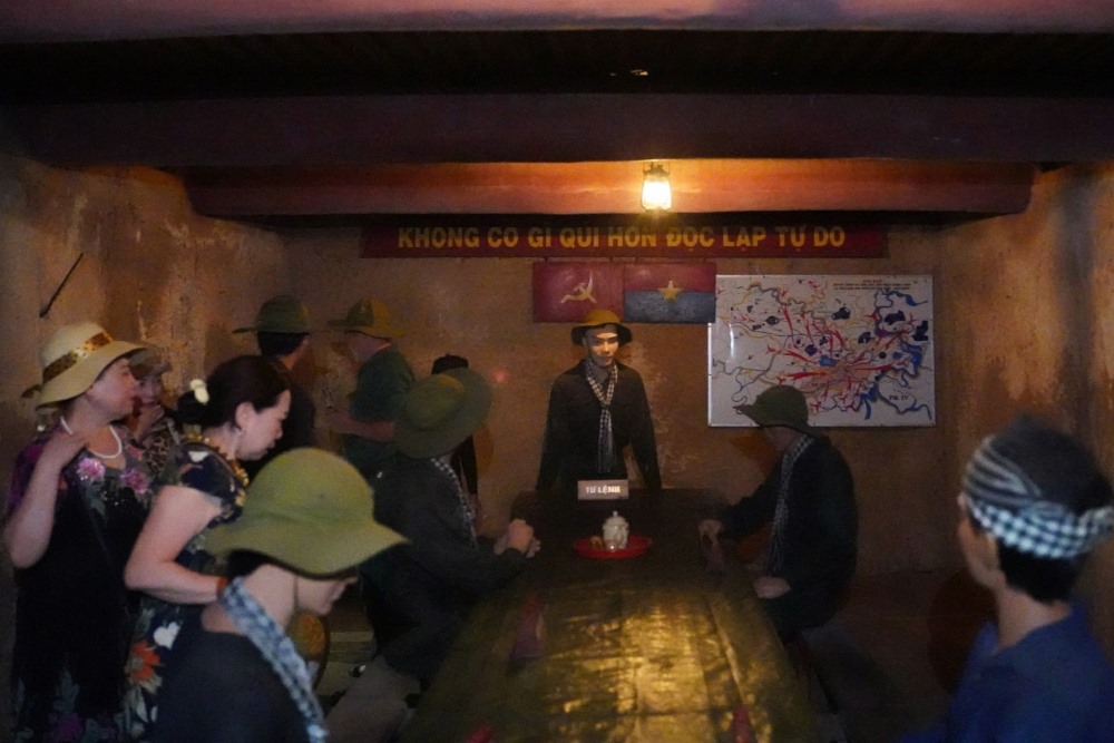 Du khách khám phá hầm địa đạo Củ Chi. Ảnh: Anh Tú