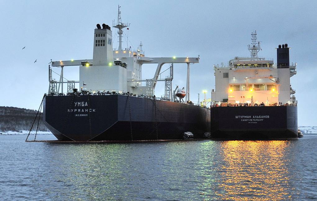 Ukraine attacked 2 Russian oil refineries and many other important oil targets in the early morning of April 18, just hours after the US continued to grant exemptions allowing Russia to sell oil. Photo: TASS