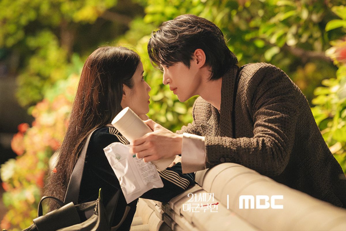 Khoảng khắc ngọt ngào của IU và Byeon Woo Seok trong tập 4