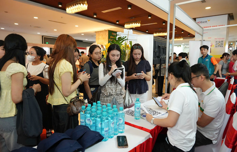 Sinh viên tìm hiểu thông tin việc làm tại Ngày hội Thực tập và Việc làm TP.HCM - Career Fair 2026. Ảnh: UEH