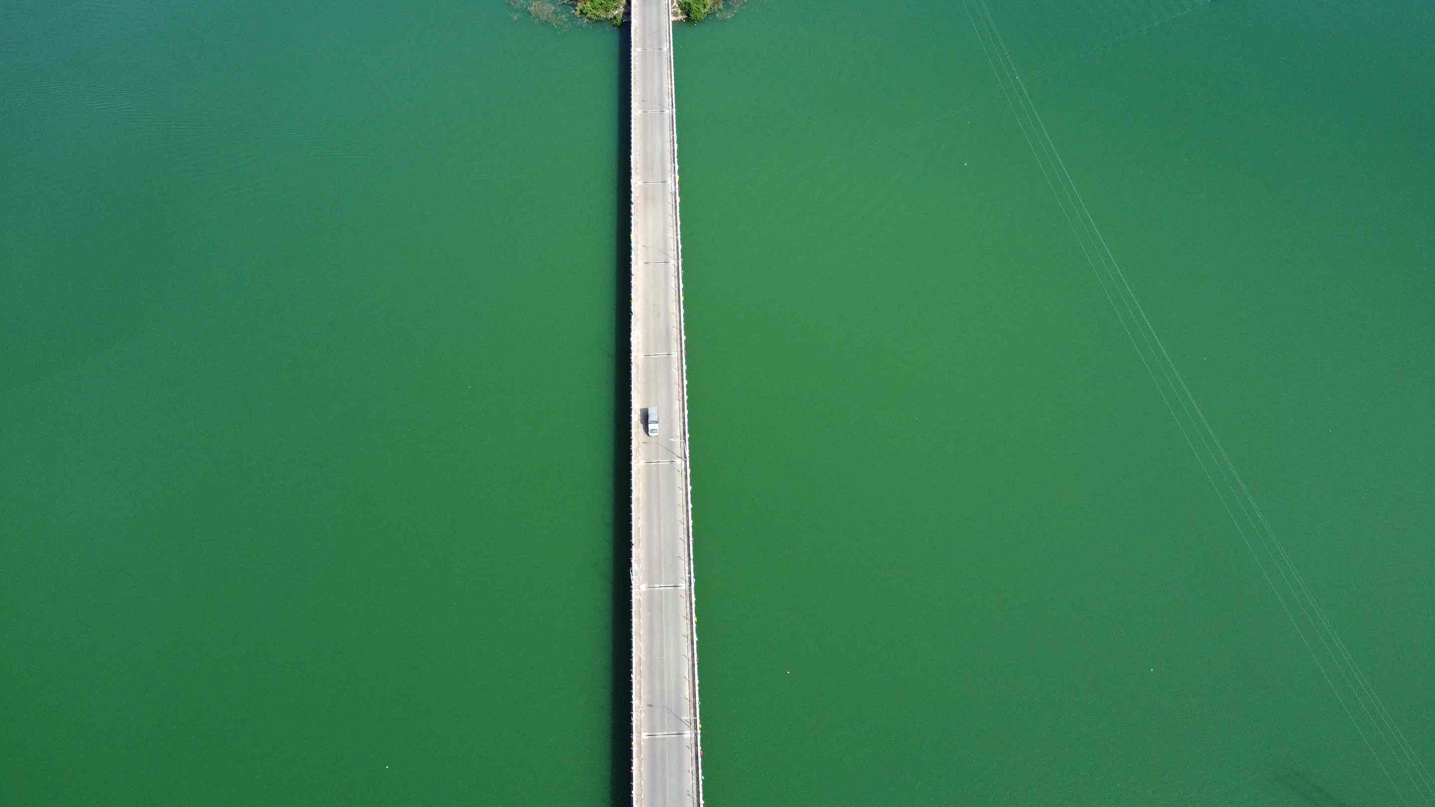 Nước hồ Trị An xanh như ngọc. Ảnh: HAC