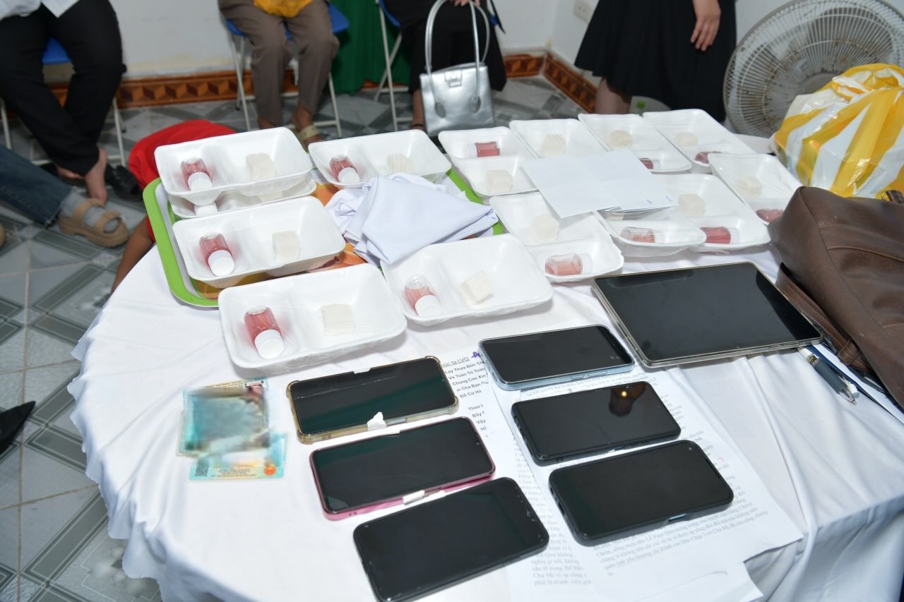 Nhiều tang vật, tài liệu liên quan đến hoạt động của các đối tượng trong hội nhóm “Hội thánh của Đức Chúa Trời Mẹ” được phát hiện. Ảnh: Công an Quảng Trị