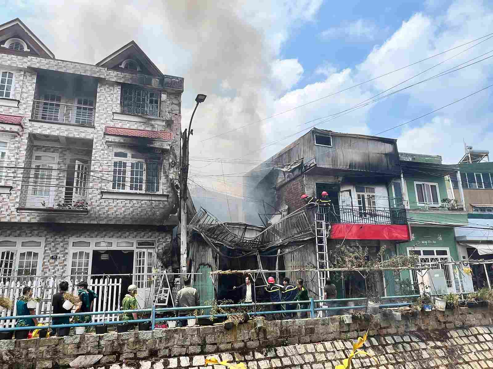 Sau hơn 1h đồng hồ, ngọn lửa được khống chế, dập tắt. Ảnh: Phúc Khánh 