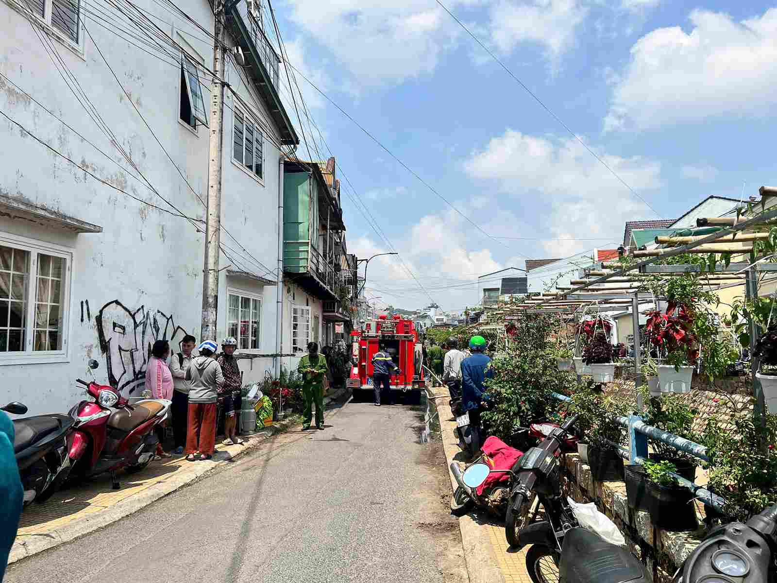 Xe cứu hỏa được huy động dập lửa khống chế vụ hỏa hoạn. Ảnh: Phúc Khánh 