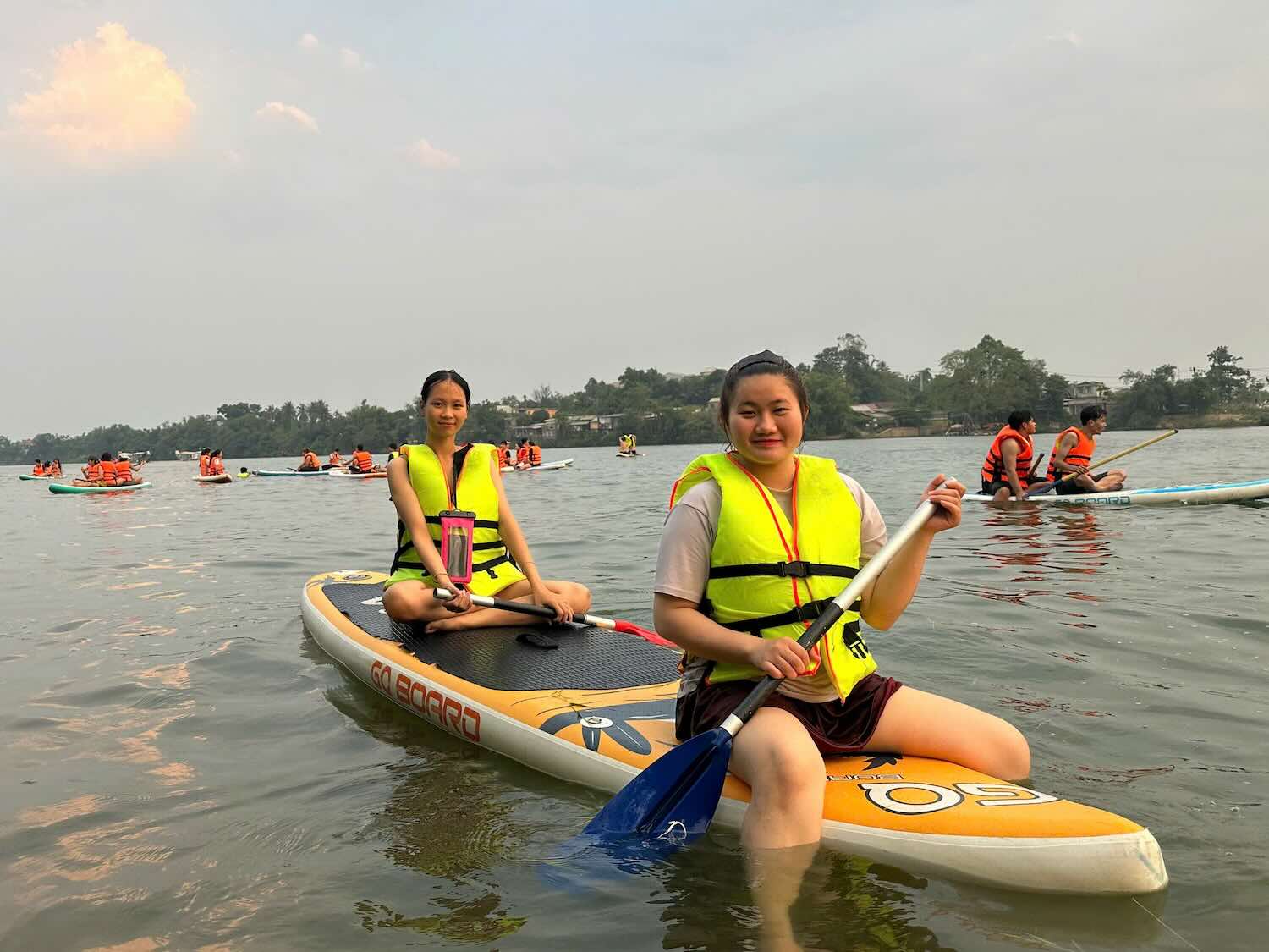 Les jeunes aiment faire du SUP sur la rivière des Parfums pendant les chaudes journées. Photo: Ngo Hien.