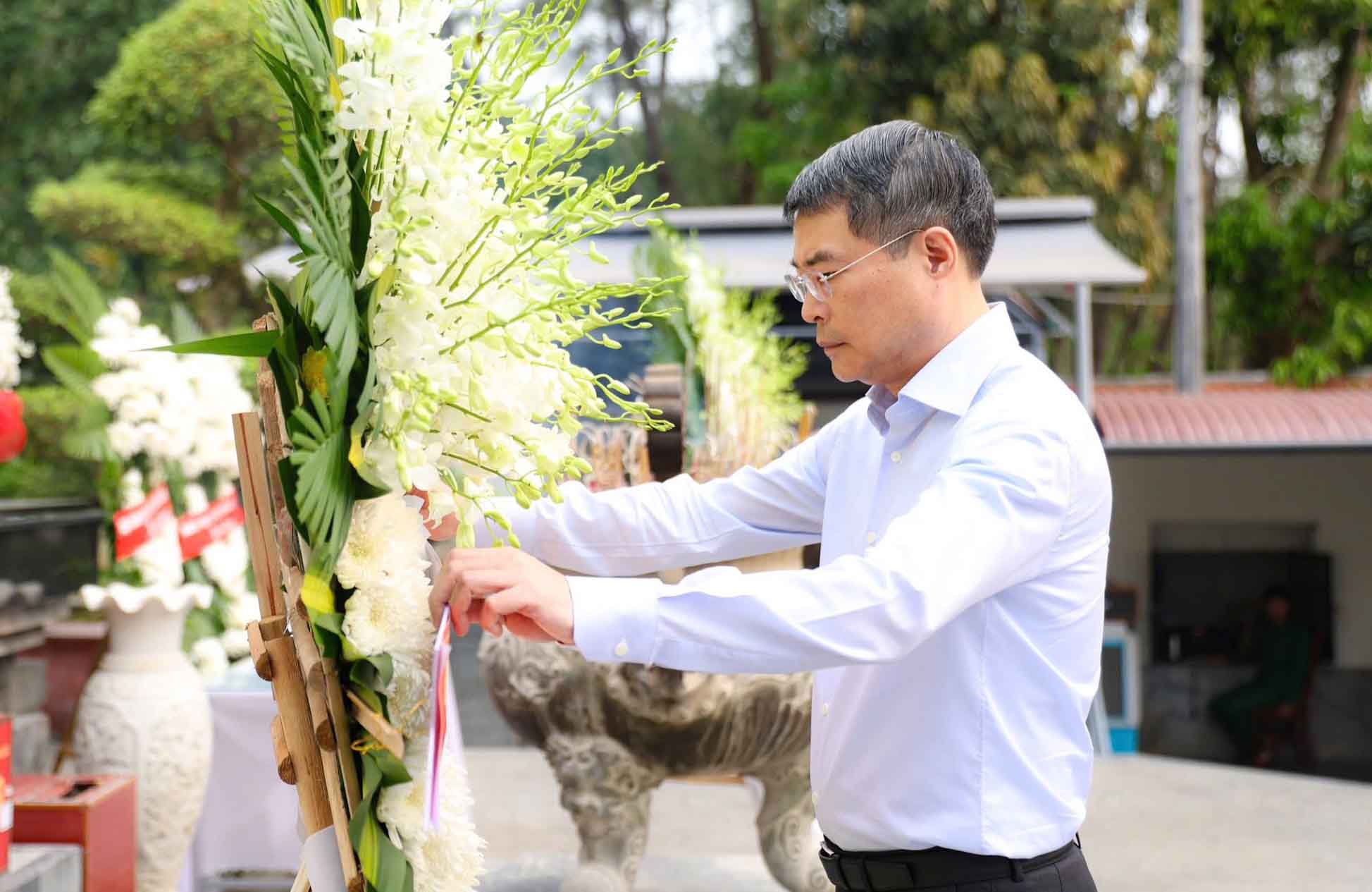 Prime Minister Le Minh Hung offers flowers and incense at Nga Ba Dong Loc Relic. Photo: Relic Site