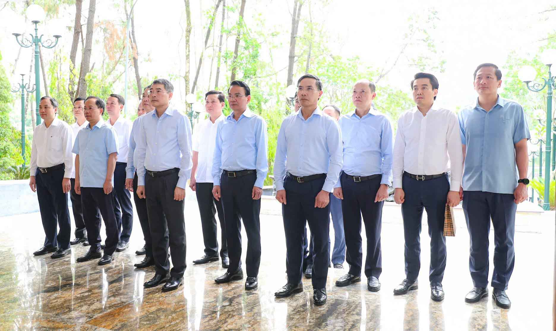 Đoàn công tác dâng hương tại Di tích Ngã ba Đồng Lộc. Ảnh: Đồng Lộc