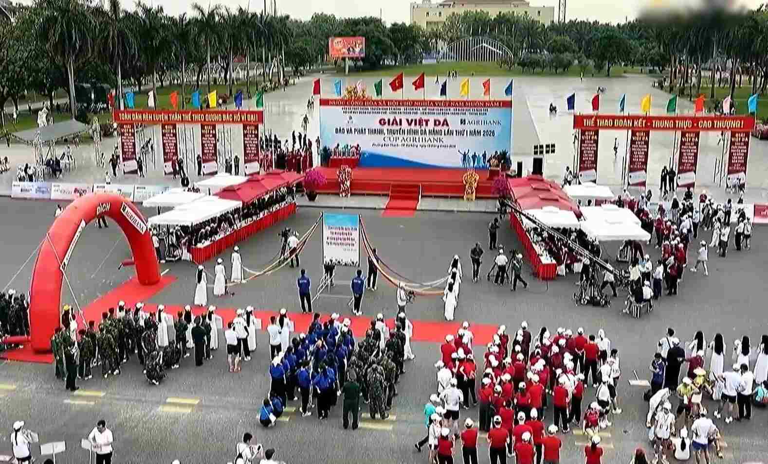 The first Da Nang Newspaper and Radio and Television Cross-country Race in 2026 takes place on the central roads of Tam Ky city, former Quang Nam province. Photo: Nguyen Long