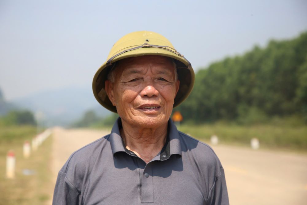 Ông Lê Quang Phú là người dân từng tham gia xây dựng sân bay Khe Gát kể lại trận không chiến chớp nhoáng của không quân Việt Nam. Ảnh Thanh Trung