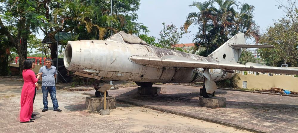 Một trong hai chiếc máy bay MiG-17 từng tham gia trận không chiến hiện đang được trưng bày tại Bảo tàng Quảng Trị. Ảnh Thanh Trung