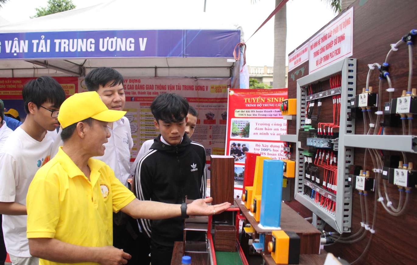Estudiantes de Da Nang aprenden información sobre profesiones, programas de formación y experiencias prácticas en los stands. Foto: Tra Ban