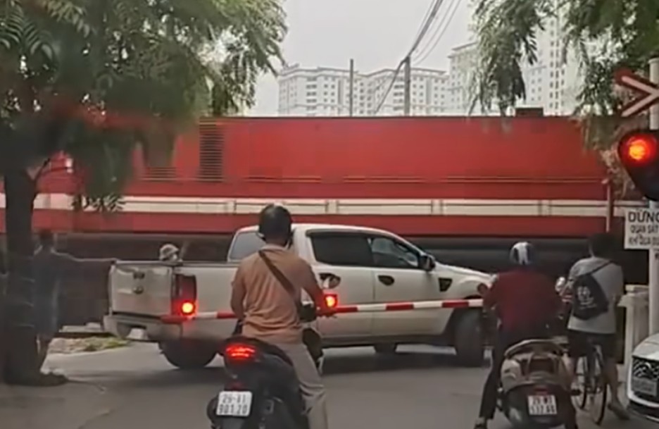 Rất may không xảy ra va chạm với tàu hỏa. Ảnh cắt từ clip