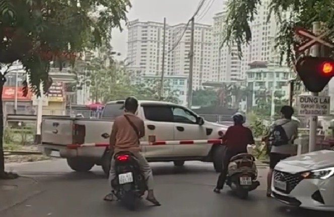 Tài xế cố vượt khi rào chắn đang hạ. Ảnh cắt từ clip