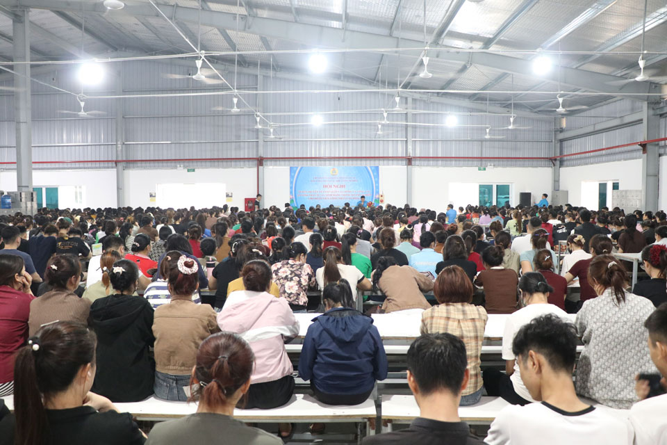 Lao Cai Trade Union propagates laws, dialogues with workers. Photo: Kim Tuyen