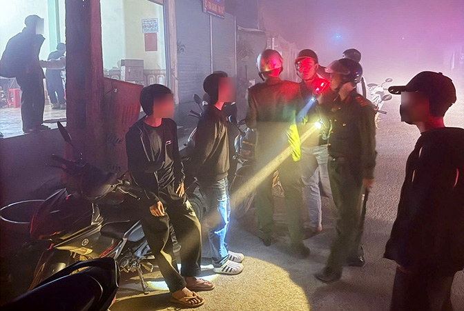Muong Long commune police patrol at night, resolutely handling acts of racing and revving engines. Photo: Ngoc Anh