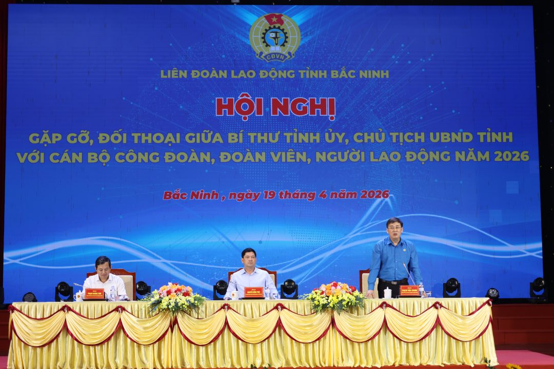 Lãnh đạo tỉnh Bắc Ninh, Liên đoàn Lao động tỉnh Bắc Ninh chủ trì hội nghị. Ảnh: Quyết Chiến 