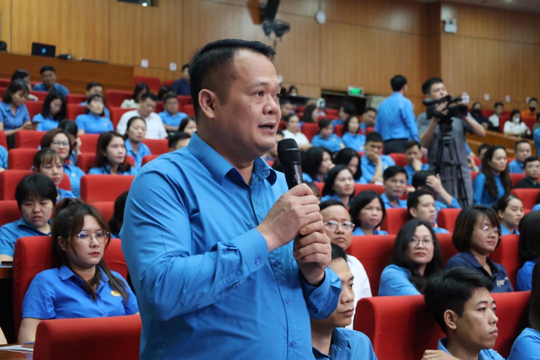 Trade union officials give opinions at the dialogue conference. Photo: Quyet Chien