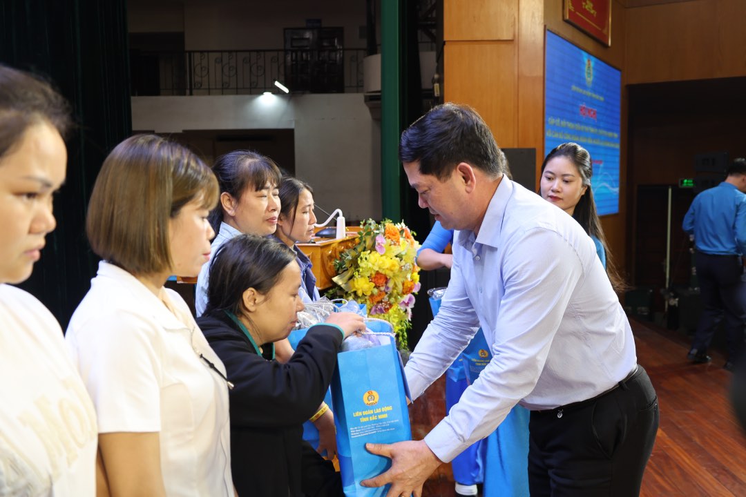 Ông Nguyễn Hồng Thái - Ủy viên Trung ương Đảng, Bí thư Tỉnh ủy Bắc Ninh trao quà cho công nhân lao động. Ảnh: Quyết Chiến 