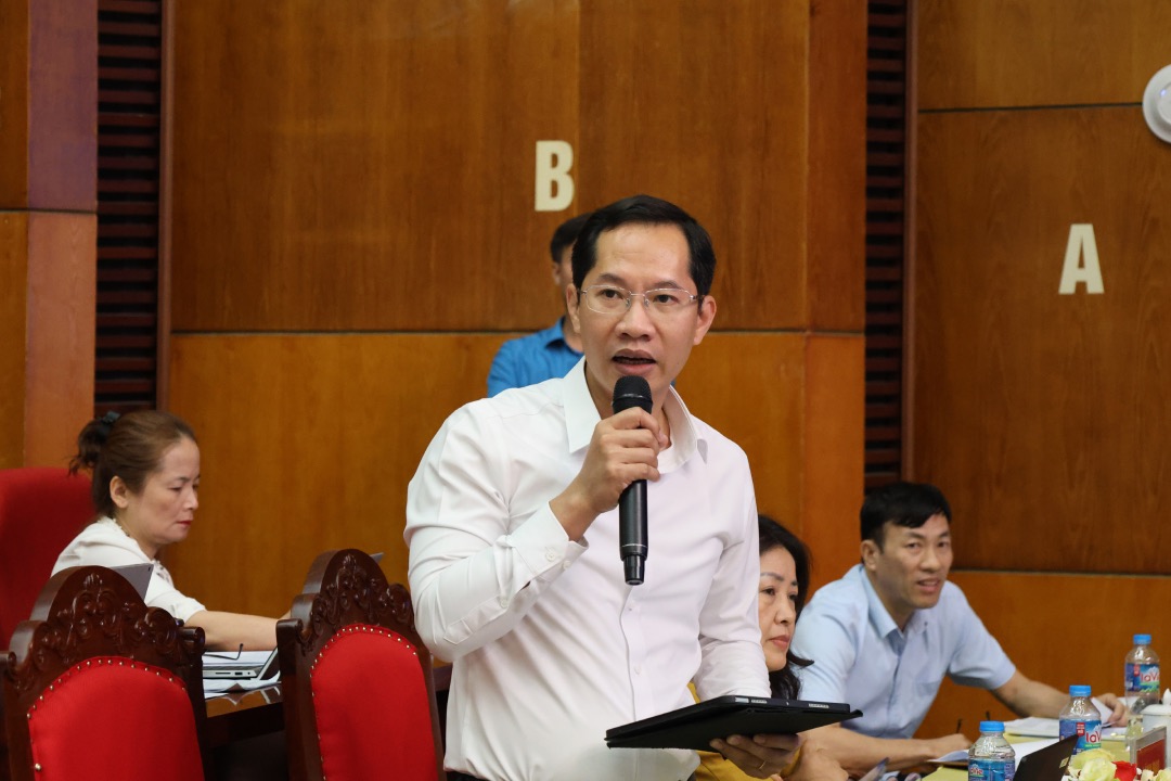 Ông Trần Văn Hà - Phó Giám đốc Sở Nội vụ tỉnh Bắc Ninh trả lời vấn đề liên quan đến tuổi nghỉ hưu đối với người lao động trực tiếp tại hội nghị. Ảnh: Quyết Chiến 