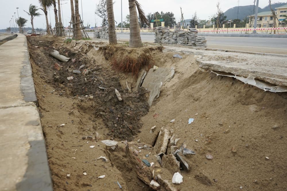Tuyến bờ kè bị sạt lở, sụt lún kéo dài khoảng 100m. Ảnh: Quách Du