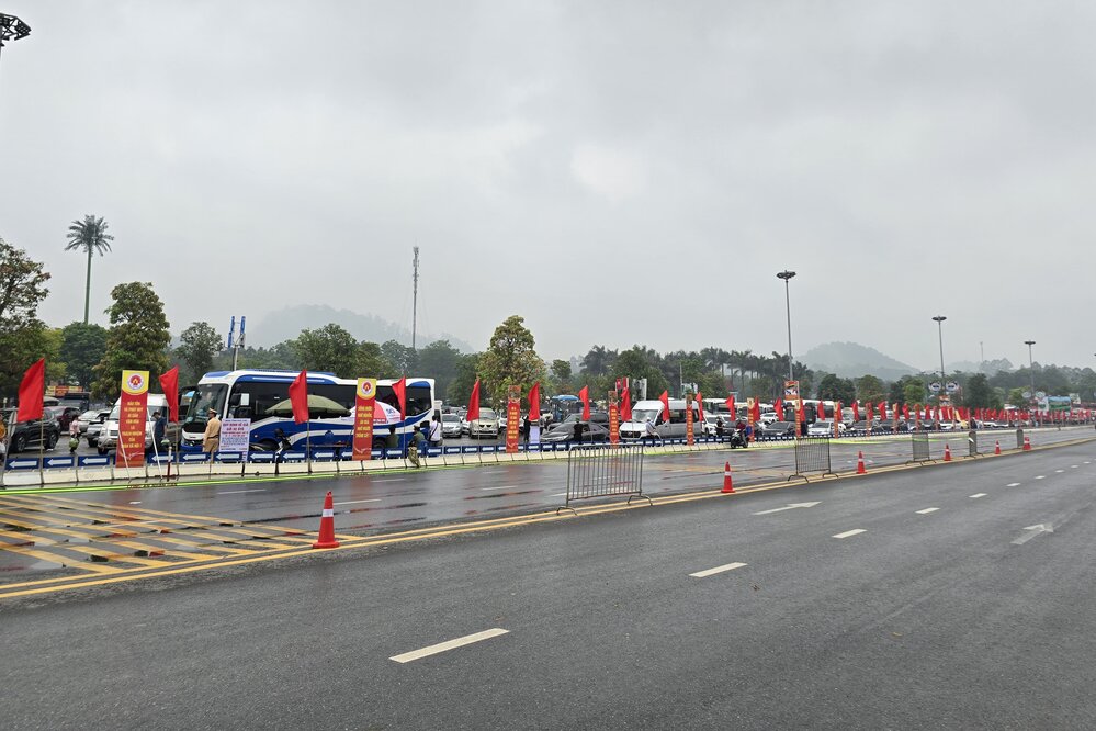 Bãi đỗ xe ô tô chật kín, kéo dài. Ảnh: Tô Công