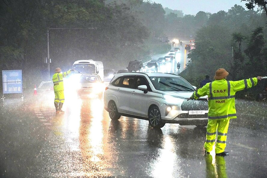 Lực lượng Cảnh sát giao thông đội mưa phân luồng từ sáng sớm. Ảnh: CACC