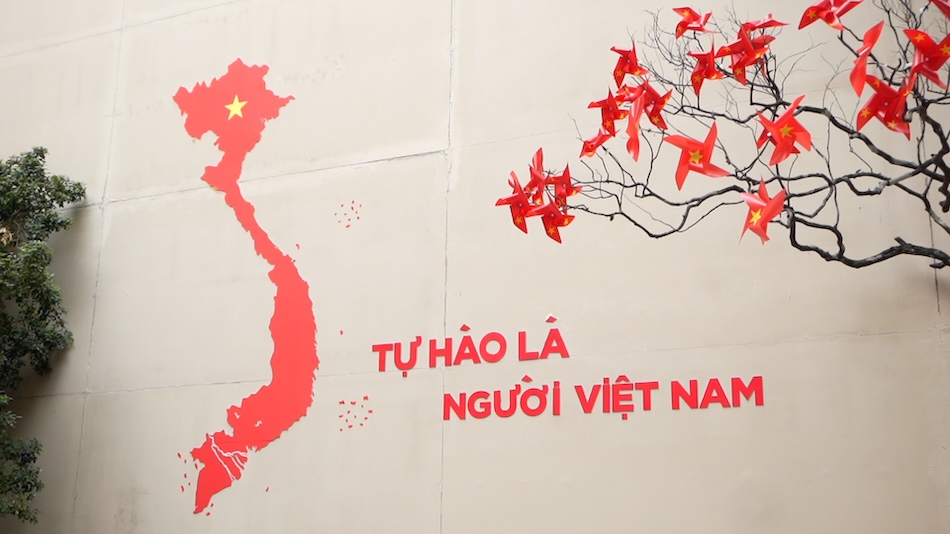 The atmosphere of April 30th is filled in cafes, attracting customers to check-in